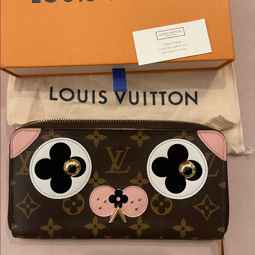 Louis Vuitton dog zippy wallet